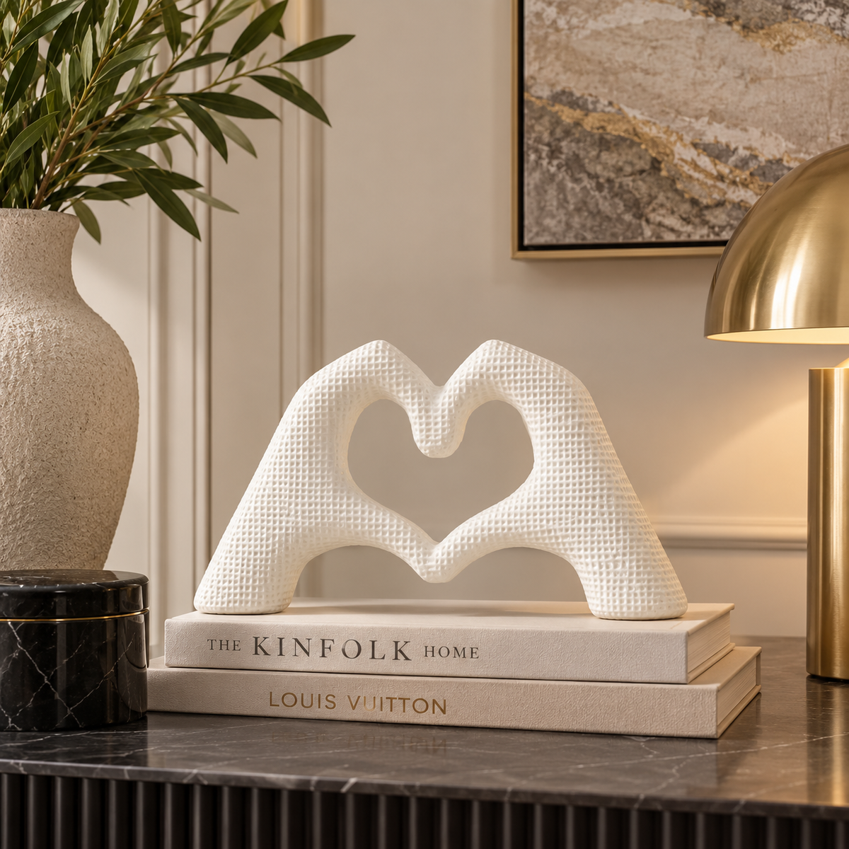 Scultura Lover White in Resina Bianca 25 cm Mani a Cuore Design Moderno