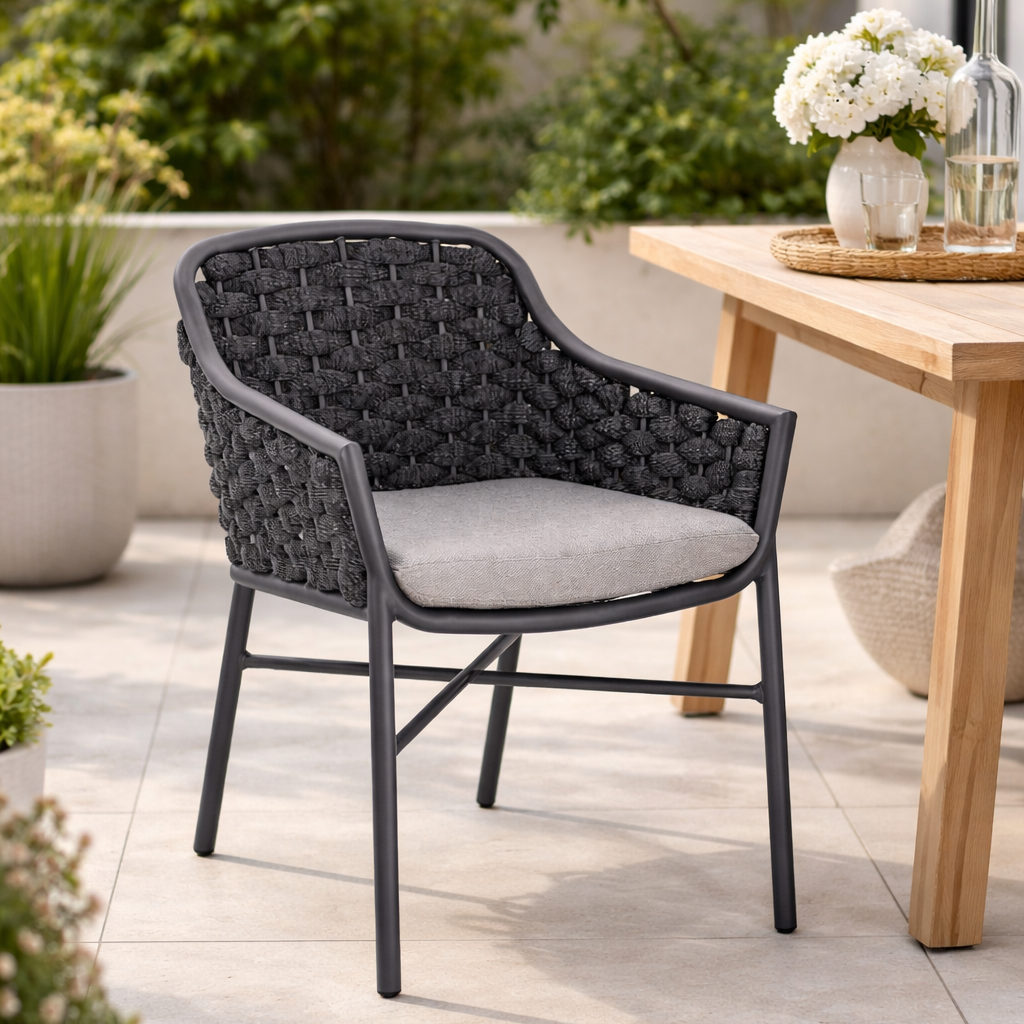 Poltroncina Sedia Intrecciata Everly con Braccioli e Cuscino Antracite