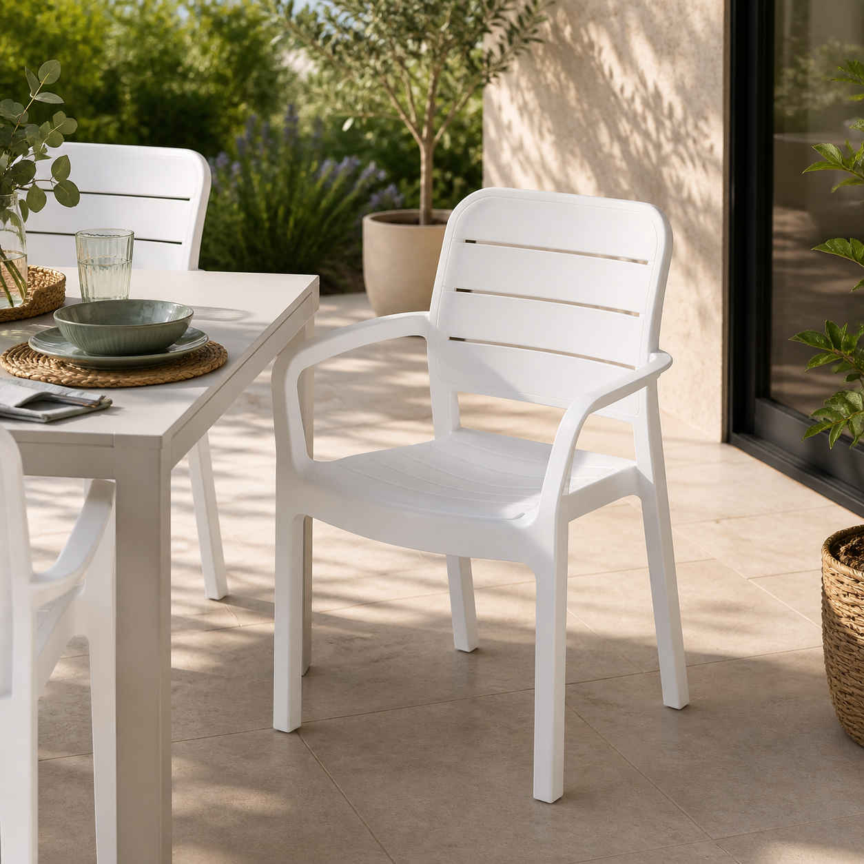 Sedia Tisara Bianca Impilabile con Braccioli in Resina Effetto Legno Outdoor