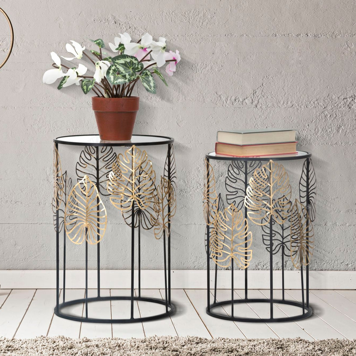 Coppia Tavolini Foglie Glam in Metallo Nero Oro e Piano in Vetro Ø38/33 cm