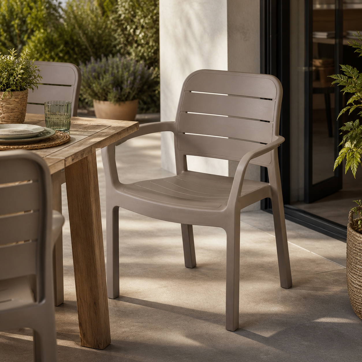 Sedia Tisara Cappuccino Impilabile con Braccioli in Resina Effetto Legno Outdoor