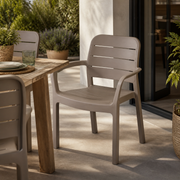 Sedia Tisara Cappuccino Impilabile con Braccioli in Resina Effetto Legno Outdoor