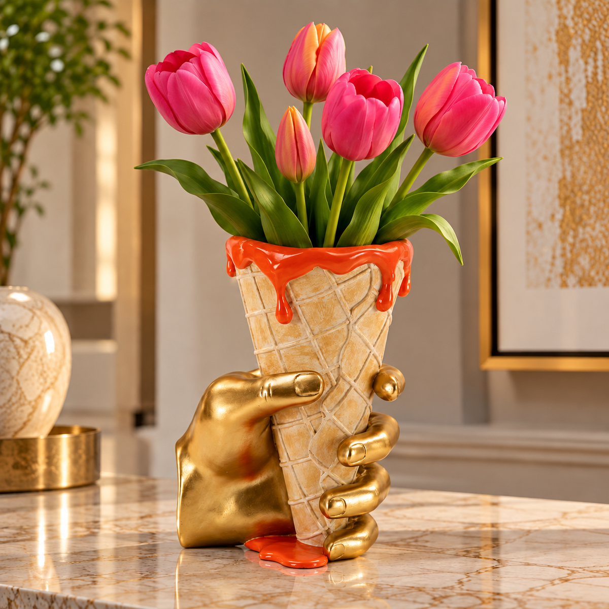 Vaso Cono Portafiori con Mano Dorata e Glassa Arancio 26 cm in Poliresina