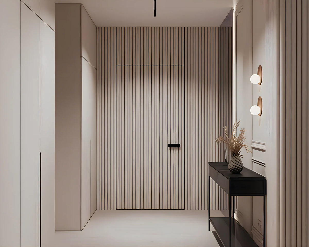Ingresso con boiserie, consolle e applique